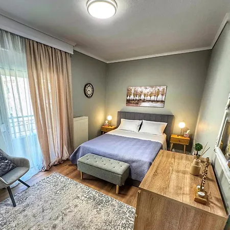 Apartment στο δεύτερο όροφο *
